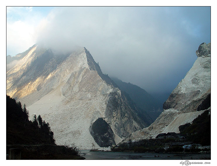 锅巴岩汉白玉矿山 摄影 photodq