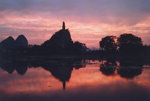 霞中塔 摄影 qinjiangyu