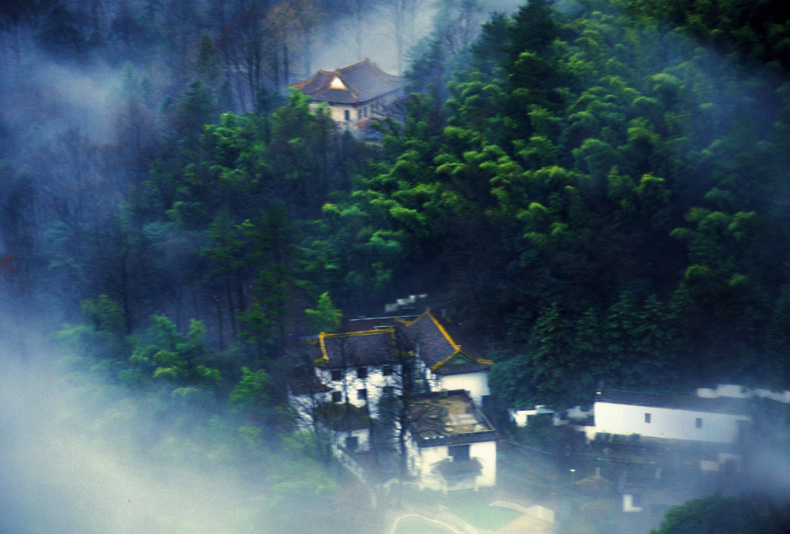 雨雾小村 摄影 苏东坡