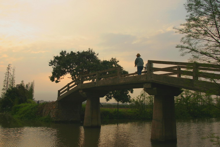 踏着夕阳归去 摄影 江行