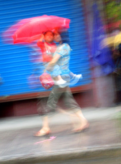 雨天  回家路上 摄影 杉牧