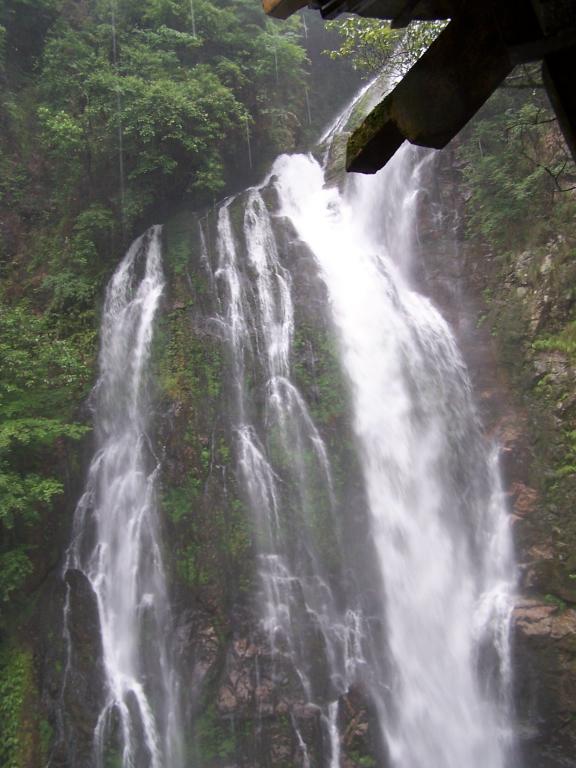 江西井冈山雨中的瀑布小亭 摄影 青石细雨