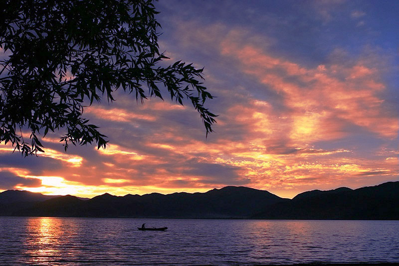 泸沽湖的早晨 摄影 江行