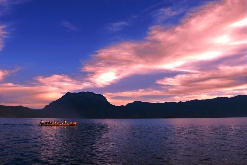 泸沽湖早晨 摄影 江行