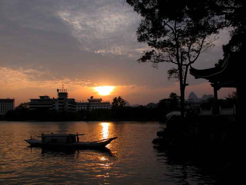 榕湖晚景 摄影 压仓石