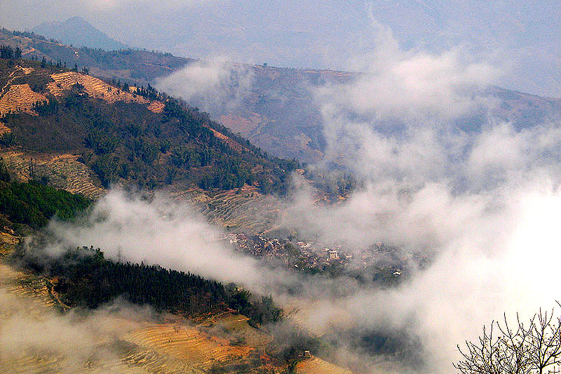 《云雾掩映小山村》 摄影 老宜山