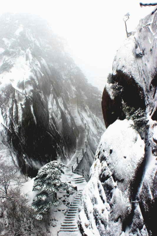 雪漫山路 摄影 过度曝光