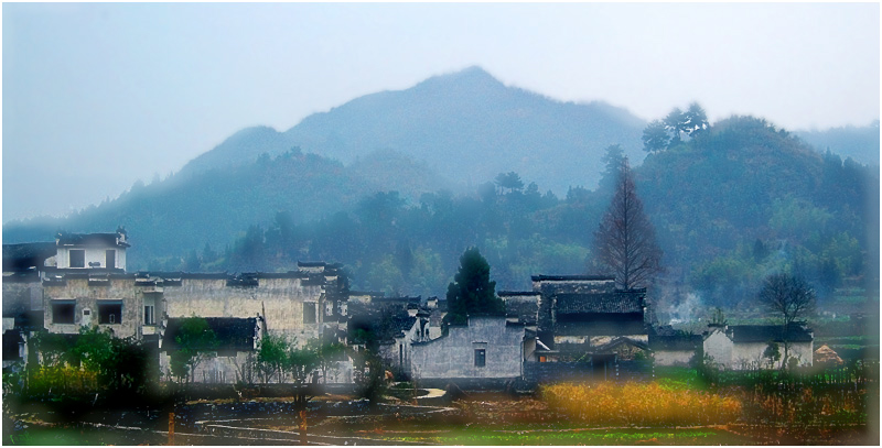 《雨后小山村》 摄影 龙女