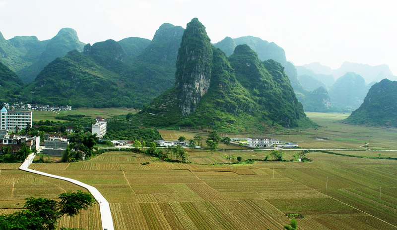 山村新貌 摄影 沉默的土地