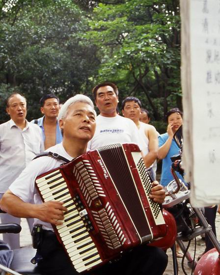 忍不住一起唱 摄影 张望着