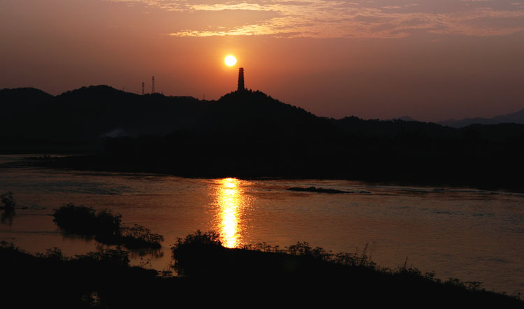 夕照墨江 摄影 陈佩党