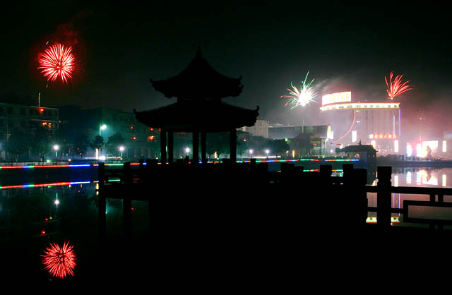 除夕焰火映古亭 摄影 琵琶烟雨