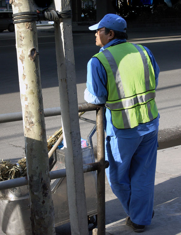 路边扫街人 摄影 田大威