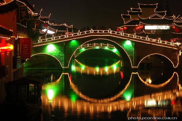 古镇夜景 摄影 吃色者