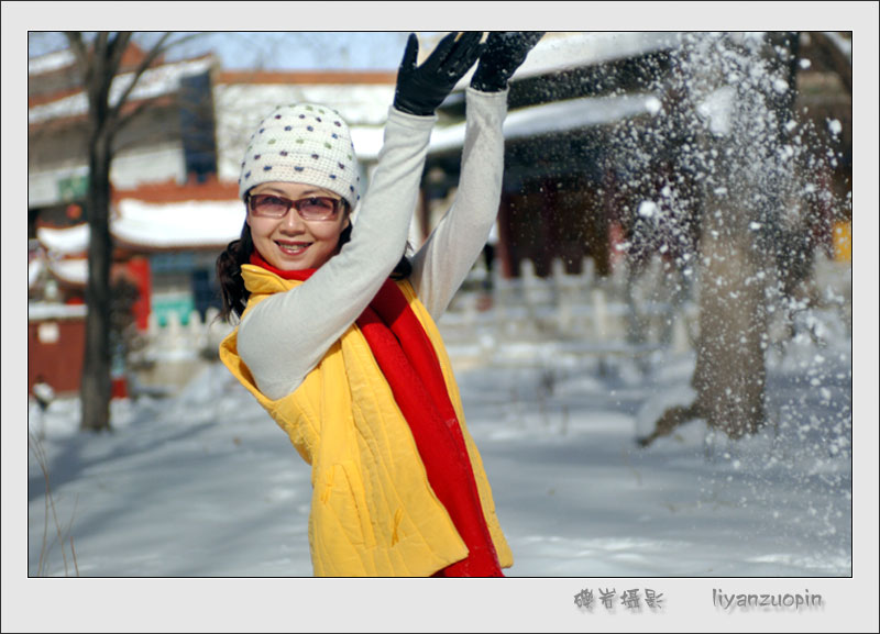 雪天里美眉很开心 摄影 冷_眼