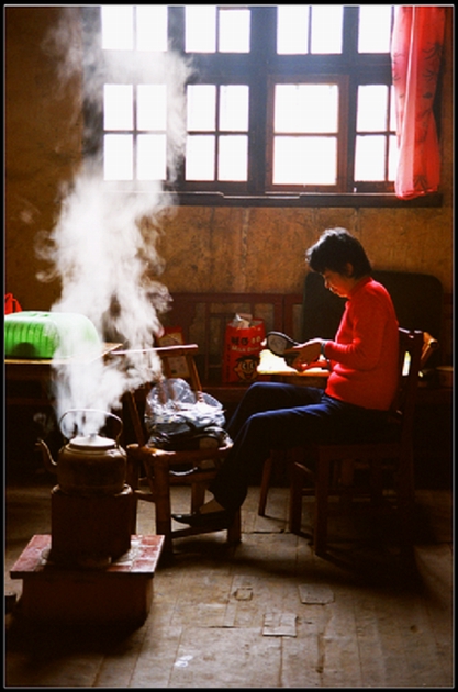 纳鞋底的女人 摄影 我就是大山