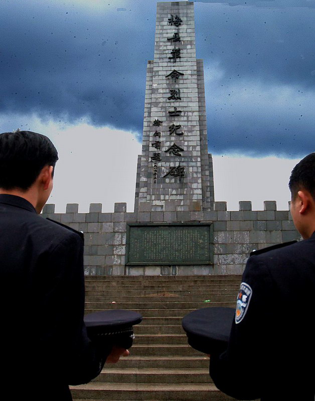 清明节民警祭奠公安英烈 摄影 何方