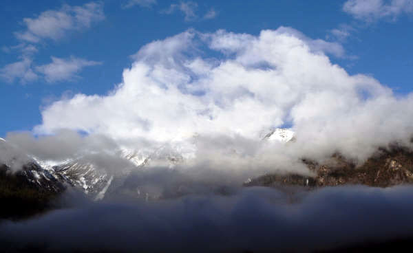 簿雾缭绕雪山 摄影 顾影