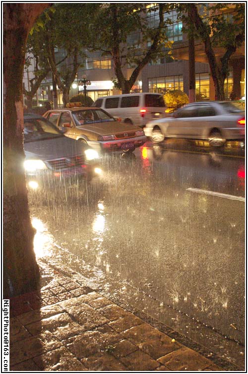 倾盆大雨 摄影 黑色的手表