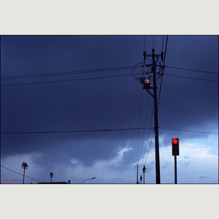 雨季的天空和红灯，2005.9 摄影 空山