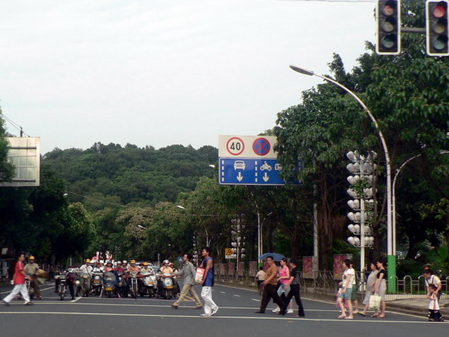 行人匆匆过 摄影 含川