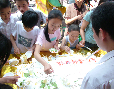 快来吃呀,我们过节了 摄影 缪佳婷