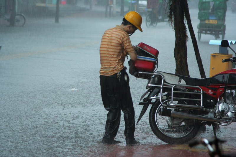 老天...这暴雨咋说来就来，我的雨披咋说没就没了呢... 摄影 雨滴219