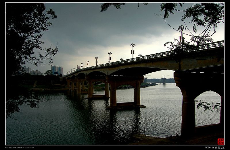 乌云笼罩下的邕江大桥 摄影 侧卫之王