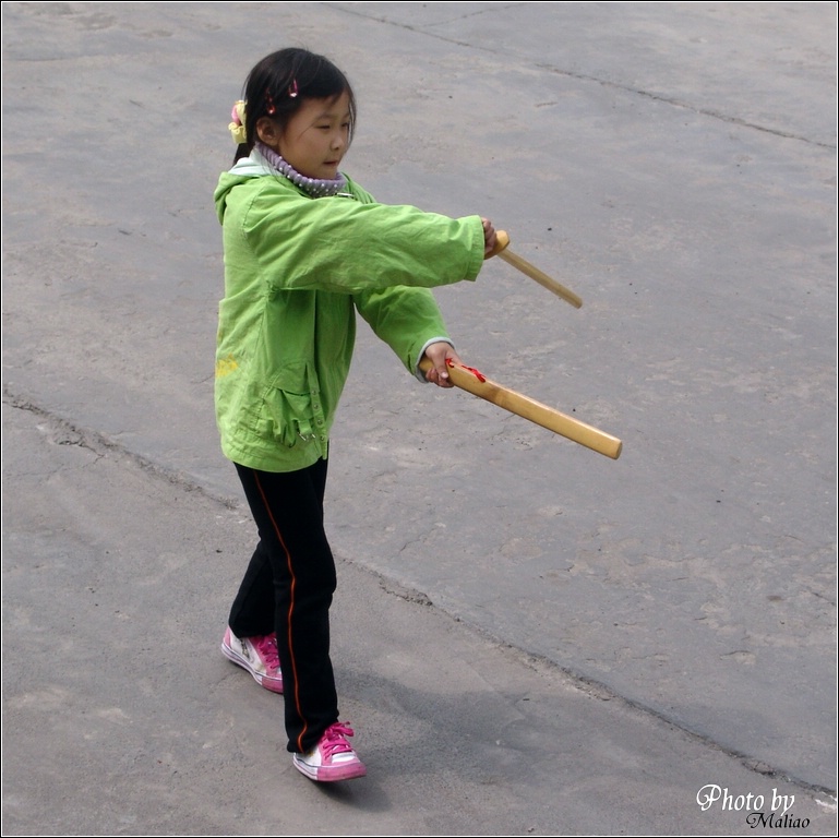 5.云台山景点外围·手持剑与鞘的女孩 摄影 马里奥MALIAO