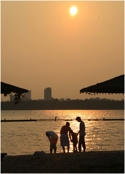 东湖边-----漫步夕阳 摄影 一口天下