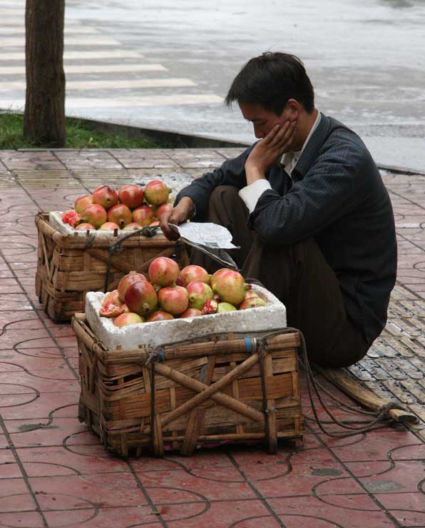 卖石榴 摄影 心与荒漠流浪