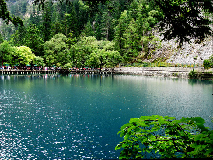 青山碧水 摄影 雨中行人