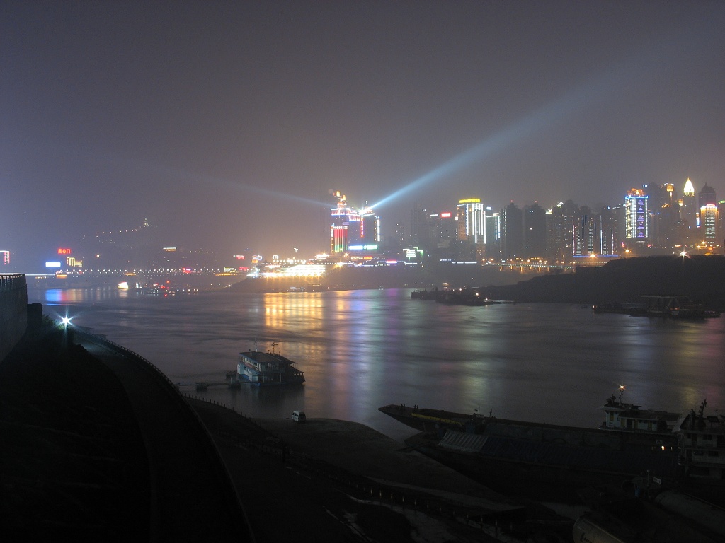 夜色中的朝天门。 摄影 萧静