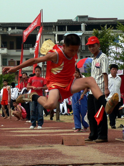 中小学运动会·奋力一跳 摄影 含川