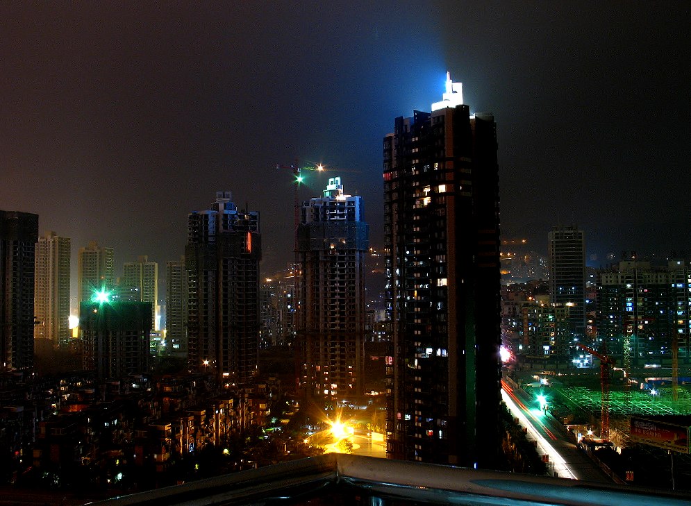 阳台上看见的夜景。 摄影 萧静