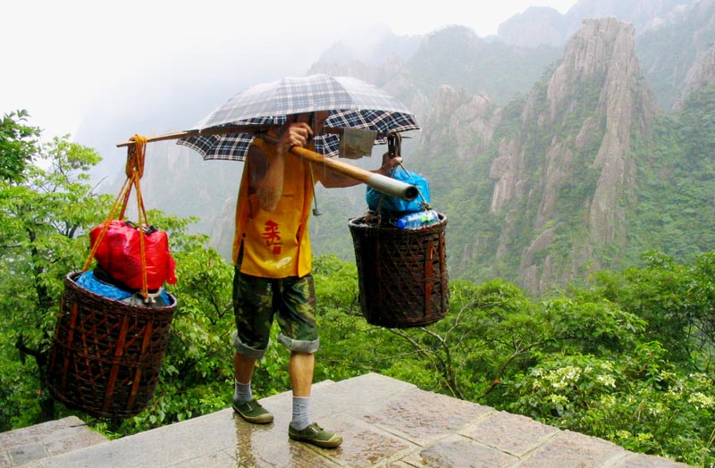 黄山  雨中挑夫 摄影 夏冰雪