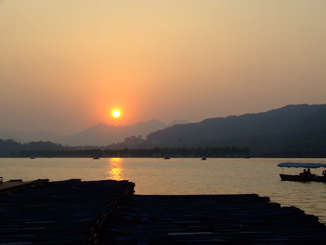 夕阳下的西湖 摄影 浅色天空