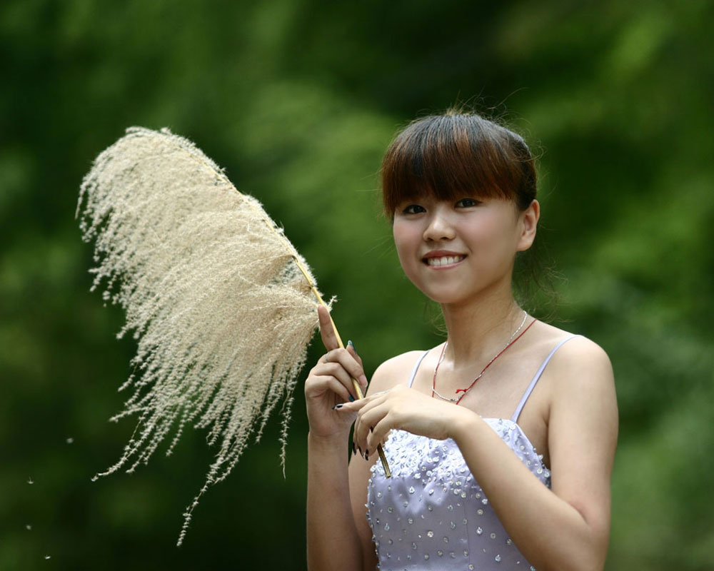 羞涩的花儿少女 摄影 黑色格子