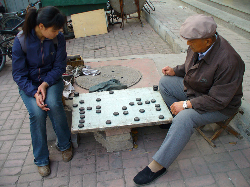 学下象棋--将住了想一想怎么走 摄影 原_野