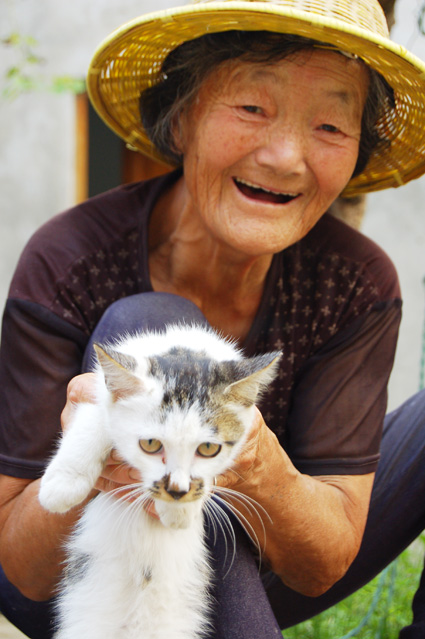 喜欢猫儿的奶奶 摄影 水磨沙