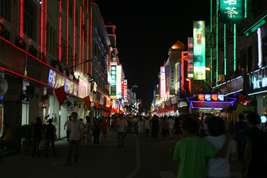 街道夜景 摄影 风雨兼程