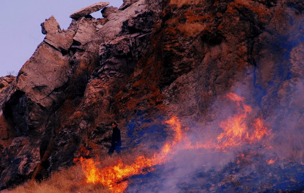 被山火困住的人 摄影 黑夜有灯