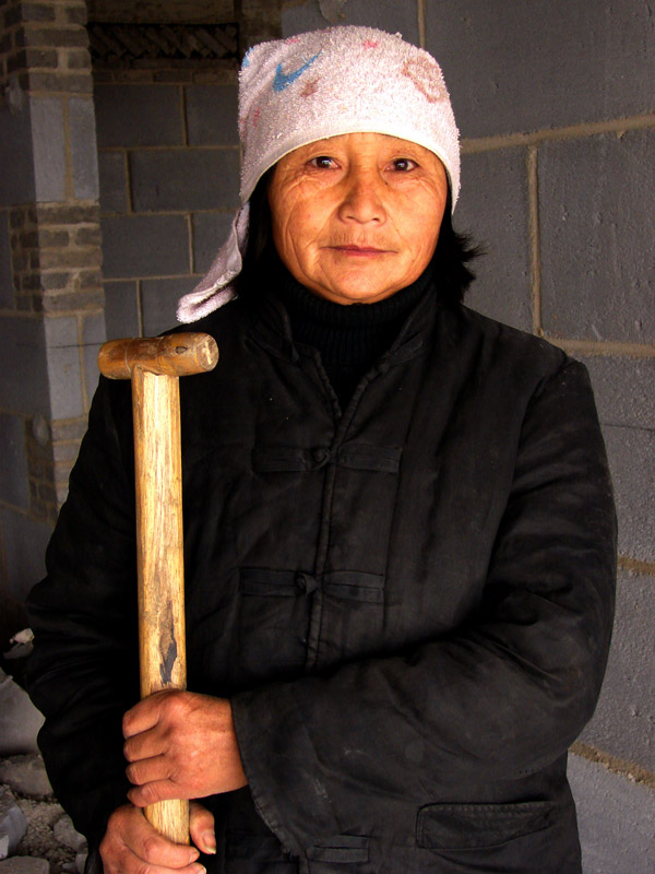 建筑工地上的老年女民工 摄影 雨中百合