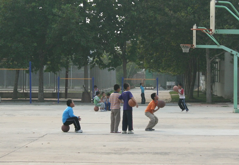 学习篮球的孩子们 摄影 逃荒