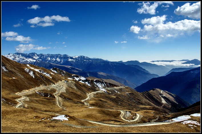 蓝天、白云、高山、路 摄影 常山刀