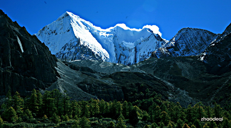 神圣的央迈勇雪山 摄影 陆奇