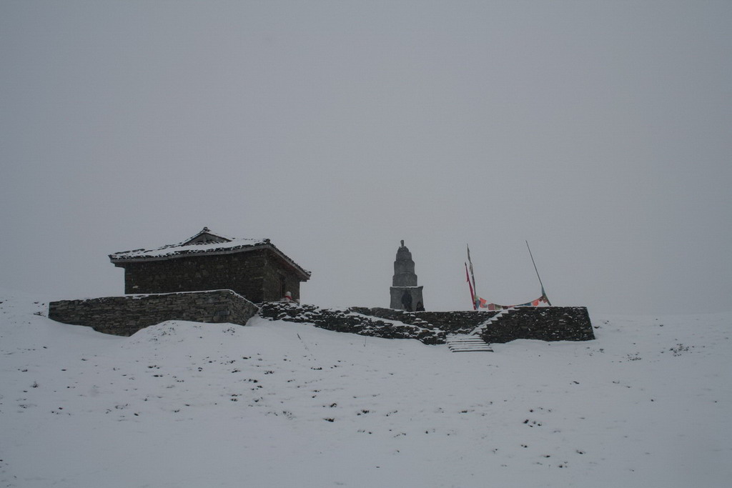 茫茫雪山上的纪念塔 摄影 伙伴