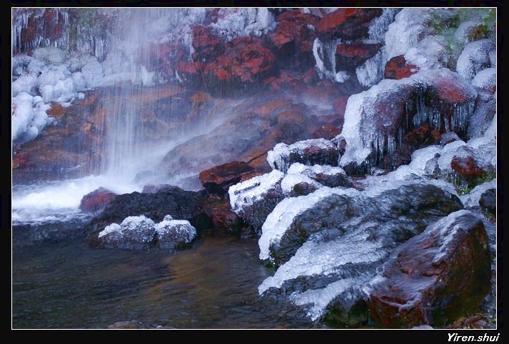 《冰雪红岩》 摄影 紫丁