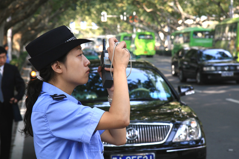 正在工作的警花，表情全神贯注 摄影 台城松