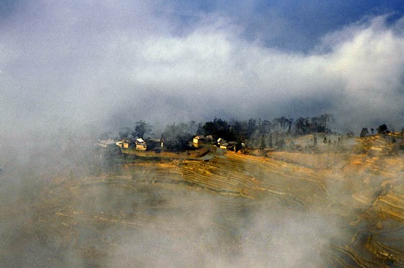 雾中山寨 摄影 高高山顶立